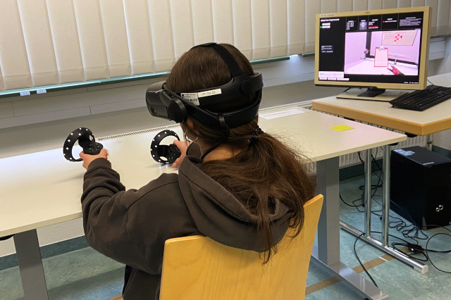  Bild zum Verweis auf 'Virtual Reality im Physikunterricht – Schulklassen experimentieren an der LMU München'